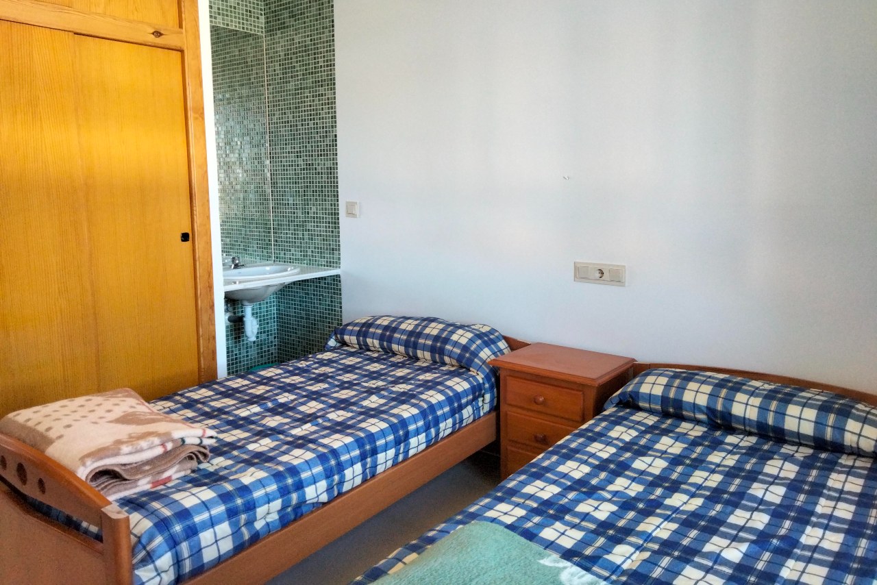 DOUBLE ROOM 2 BEDS - WITH SHARED BATHROOM 1